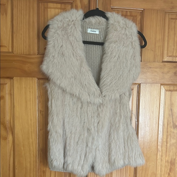 Elegant Cream Fur Vest With Snap Buttons. Size Medium. NWTNW. - Picture 1 of 4